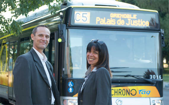 photo d'employé homme et femme devant le bus ligne C5 Palais de Justice