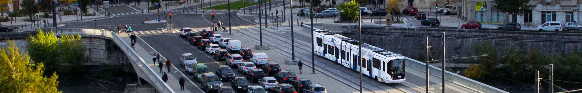 tram E sur le pont de la porte de France