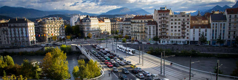 tram E sur le pont de la porte de France