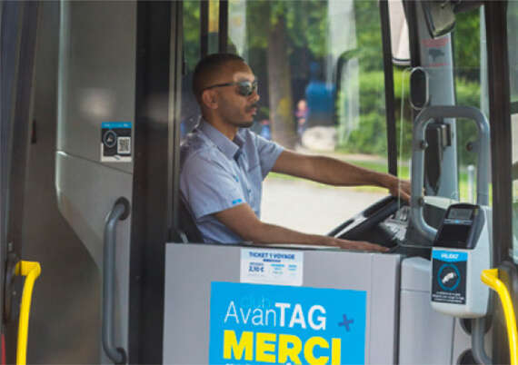 conducteur de tram au volant par un beau jour d'été