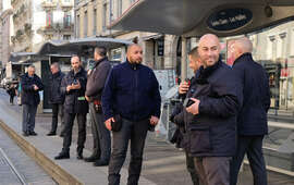 Contrôleurs sur le quai du tram